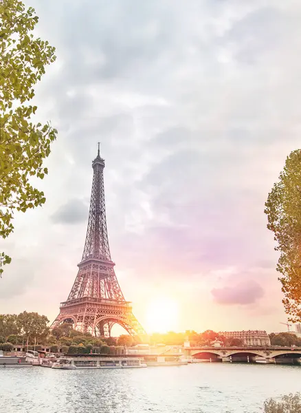 浪漫的日落背景 法国巴黎塞纳河上有船的埃菲尔铁塔 — 图库照片#