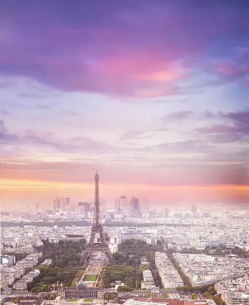 夕焼けエッフェル塔とパリ市内は モンパルナスのフォームを表示します サンセットのロマンチックな背景 シャン マルス フランスのエッフェル塔 — ストック写真