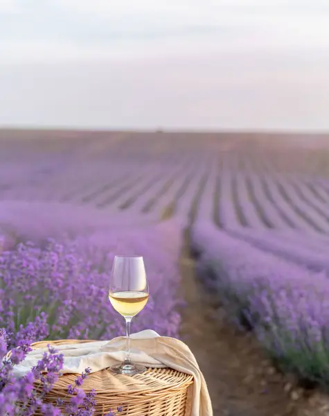 Copo Vinho Branco Campo Lavanda Flores Violetas Fundo — Fotografia de Stock