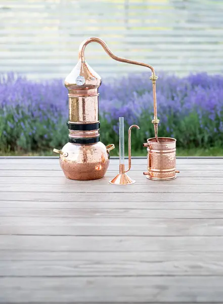 ラベンダー精油と水和物の蒸留 開花フィールドのための銅Alambik — ストック写真