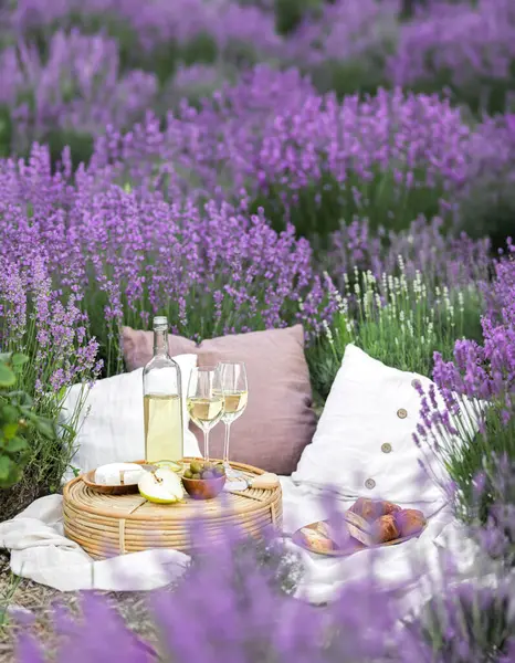 Glas Witte Wijn Een Lavendelveld Violet Bloemen Achtergrond — Stockfoto