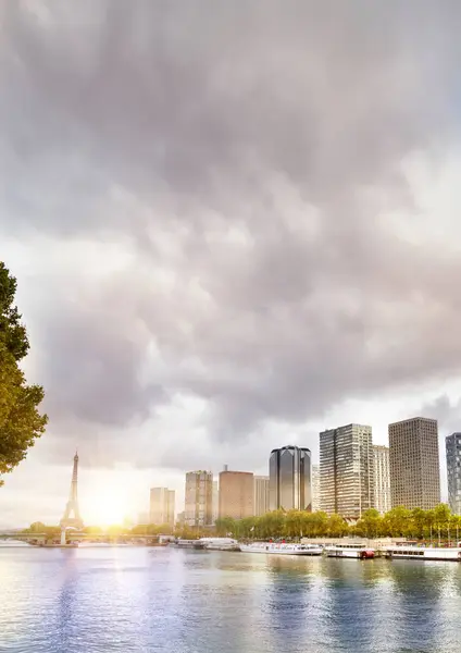 Eiffeltoren Seine Rivier Vrijheidsbeeld Parijs Frankrijk Boten Seine — Stockfoto