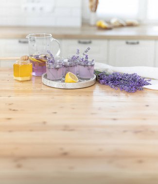 Bal ve lavanta buketleri. Virüs tedavisi konsepti. Tahta masa.