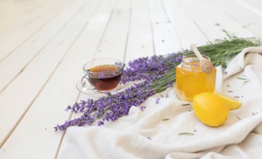 Bal ve lavanta buketleri. Virüs tedavisi konsepti. Tahta masa.