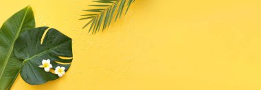 Canlı arkaplanda tropikal yapraklar. Düzleştirilmiş yaz kompozisyonu.