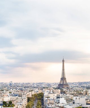 Akşam Eyfel Kulesi ve Paris şehir görünümü form zafer yay. Eyfel Kulesi'nden Champ de Mars, Paris, Fransa. Güzel romantik arka plan.