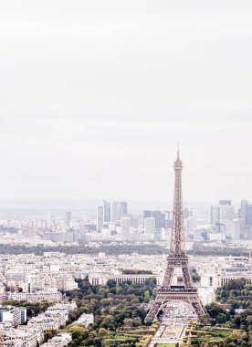 Günbatımı Eyfel Kulesi ve Paris şehir görüntüleme formu Montparnasse. Günbatımı romantik arka plan. Eyfel Kulesi'nden Champ de Mars, Paris, Fransa.