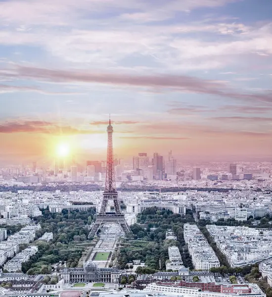 Günbatımı Eyfel Kulesi ve Paris şehri manzarası Zafer Yayı 'nı oluşturur. Champ de Mars, Paris, Fransa 'dan Eyfel Kulesi. Güzel Romantik arkaplan.