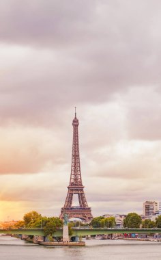 Romantik günbatımı geçmişi. Paris, Fransa 'daki Seine nehrinde tekneleri olan Eyfel Kulesi.