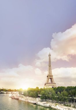 Eyfel Kulesi günbatımı bulutlu. Romantik günbatımı arka plan. Paris'te Seine Nehri üzerinde tekne ile eski anıt.