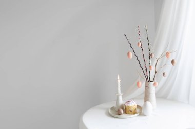 Kopya alanı olan Paskalya arkaplanı. Beyaz iç mekan