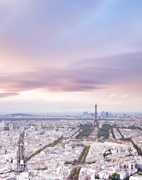 Havadan görünümü Paris. Champs Elysees caddesi Champs Elysées ve Eyfel Kulesi görünümünden Paris Montparnasse çatısı. Günbatımı romantik arka plan.