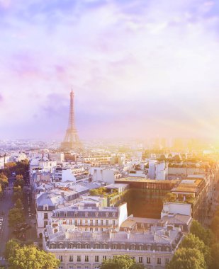 Günbatımı Eyfel Kulesi ve Paris şehri manzarası Zafer Yayı 'nı oluşturur. Champ de Mars, Paris, Fransa 'dan Eyfel Kulesi. Güzel Romantik arkaplan.