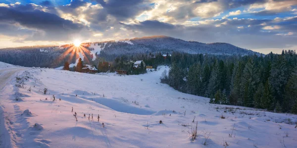 Countryside Landscape Mountains Sunset Beautiful Scenery Coniferous Forest Snow Covered — Foto Stock
