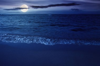 Geceleri minimalist deniz manzarası. Plaj denizi ve ufukta dolunay ışığı. Doğadaki saflık