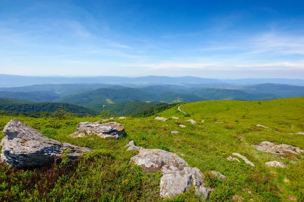 Alpské Scenérie Karpatských Hor Kameny Travnatých Kopcích Slunečné Počasí Mraky — Stock fotografie