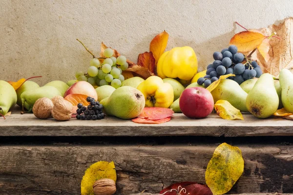 木の板に秋の作物 熟した果実がたくさんあります 自然栽培食品と農村生活 — ストック写真