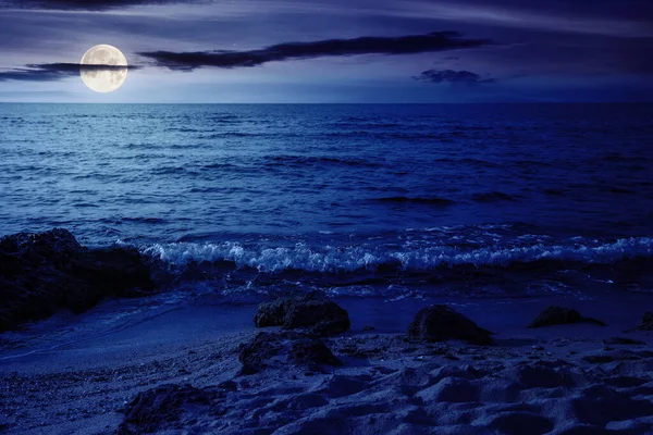 바다에 달빛을 있습니다 밤에는 긴장을 오락을 즐기는 — 스톡 사진