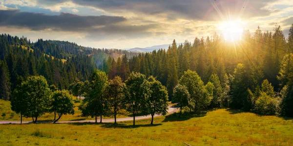 Skogsklädda Berg Vid Solnedgången Sommaren Träd Längs Vägen Kvällsljus Molnen — Stockfoto