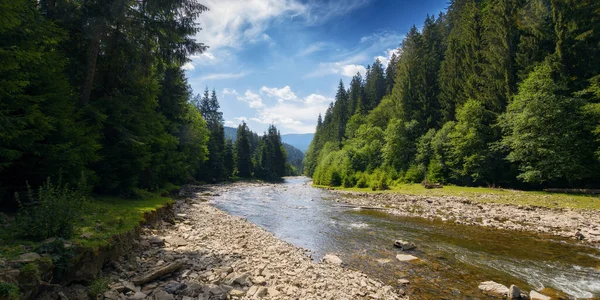 川と山の風景 緑の環境背景 — ストック写真