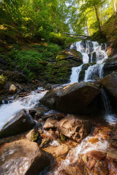 瀑布落在潮湿的岩石中 新环境和清水概念 夏季自然景观 — 图库照片