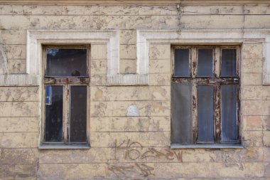 Grunge cephesindeki retro pencereler. Geleneksel Avrupa mimarisi