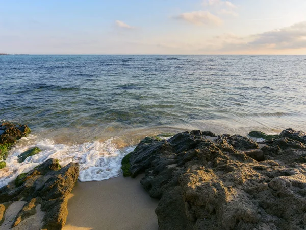 Vlna Omývá Písečnou Pláž Kameny Letní Prázdninová Sezóna Rekreace Moře — Stock fotografie