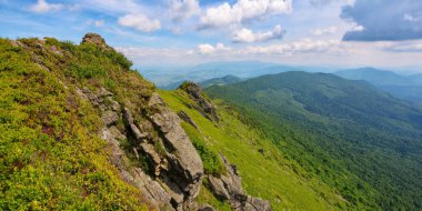 Yazın dağlık kır manzarası. Dik otlak yamaçlar taşlarla kaplı. Ukraynalı Karpatların popüler seyahat yeri