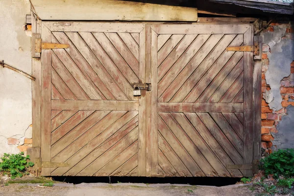 ヴィンテージ木製のガレージのドア 建築的要素 — ストック写真