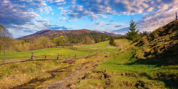 Rolling Hills Green Grass Countryside Lead Majestic Mountains Breathtaking View — стоковое фото