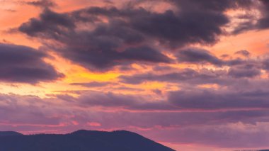 Alacakaranlıkta dramatik bulutlar. Gökyüzü renkli akşam ışığında. Değişen hava tahmini
