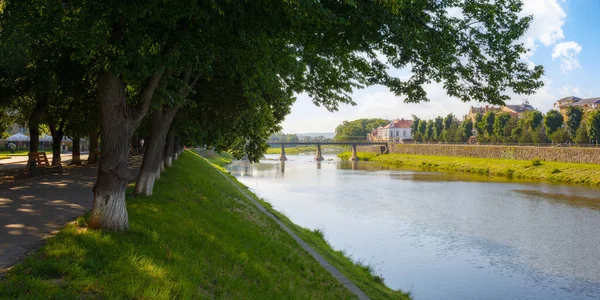 Stadtbild Mit Fluss Uzh Bei Sonnenaufgang Schöne Urbane Landschaft Lindenallee — Stockfoto