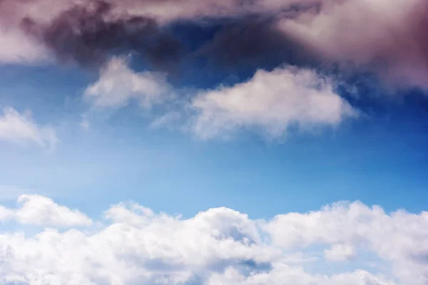 Pofuduk Bulutlu Mavi Gökyüzü Güneşli Bir Günde Güzel Doğa Arkaplanı — Stok fotoğraf