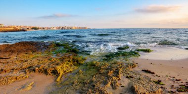 Güneşin doğuşuyla birlikte güzel bir Bulgar sahili manzarası. Yaz tatili ve deniz tatil sezonu