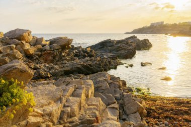 Sozopol 'un kayalık deniz maliyetli sabah manzarası. Gökyüzündeki bulutlar. Rahatla ve rahatla konsepti