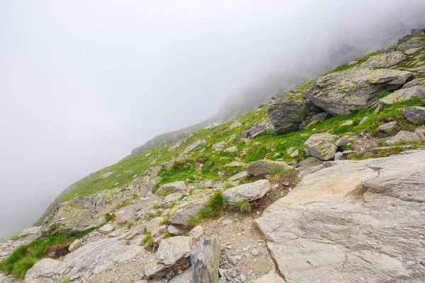 Piedras Cantos Rodados Colina Aventuras Aire Libre Niebla Paisaje Montañoso — Foto de Stock