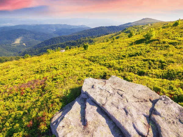 Górskie Krajobrazy Lecie Głazów Formacji Skalnych Wśród Trawiastych Wzgórz Słoneczne — Zdjęcie stockowe