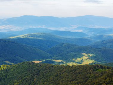 Yazın dağlık kayan bir manzara. Sabah ışığında doğa arkaplanı