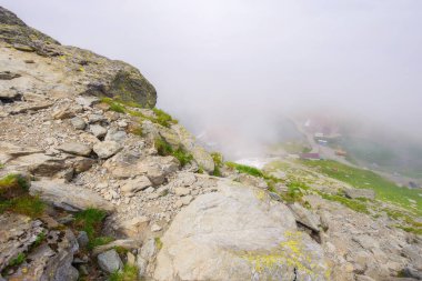 Sisli bir günde Romanya kırsal manzarası. Dik kayalık tepeleri olan dağlık doğa manzarası. İbnelerde yaz tatili