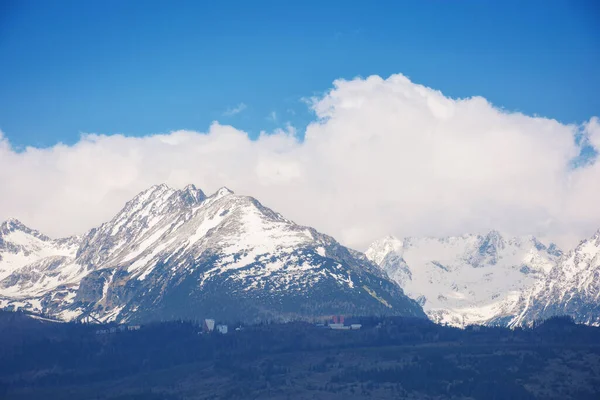 春にスロバキアの田舎 巨大な白い雲の下に雪の山をかぶった 豪華な光の中での自然背景 — ストック写真