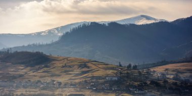 Dağlık kırsal alanda muhteşem sisli bir sabah manzarası. Ukrayna Karpatya kırsalında