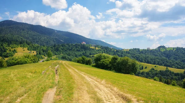 Wiejska Droga Przez Zielone Łąki Wzgórzach Wędrówki Przez Karpackie Tereny — Zdjęcie stockowe