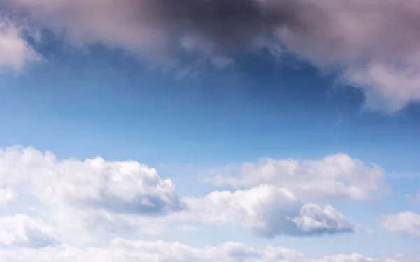 Zonnige Weersvoorspelling Achtergrond Blauwe Lucht Met Witte Wolken Boven Horizon — Stockfoto