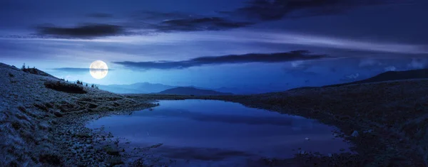 밤에는 초원에 연못입니다 달빛을 받으며 산등성 — 스톡 사진