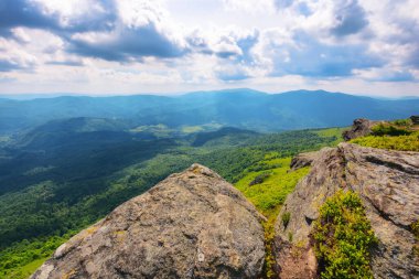 Yazın dağlık kır manzarası. Dik otlak yamaçlar taşlarla kaplı. Ukraynalı Karpatların popüler seyahat yeri