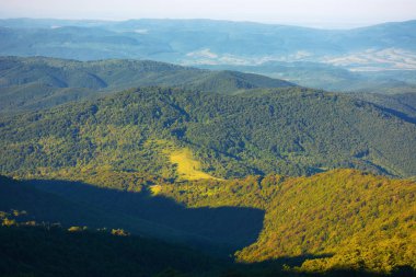 Yazın dağlık kayan bir manzara. Sabah ışığında doğa arkaplanı