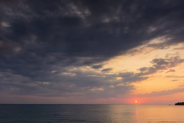 大海中的黎明 天空中灰蒙蒙的云彩 地平线上方是红色的太阳 暑假及雨季天气预报 — 图库照片