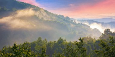 Bulutlu bir gündoğumunda yaz dağları. seyahat arkaplanı