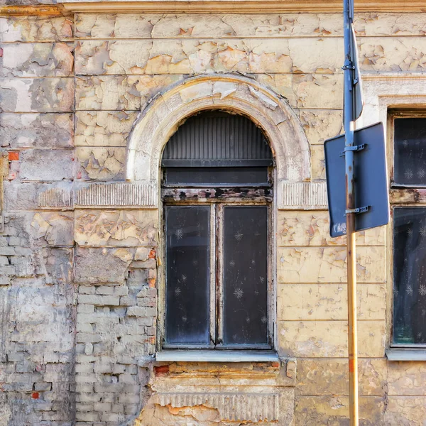 스러운 고대의 창문들 건축적 — 스톡 사진