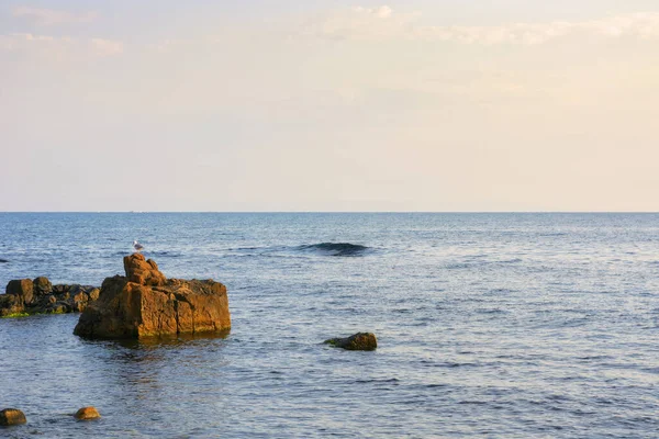 Orilla Del Mar Guijarros Con Rocas Amanecer Hermoso Paisaje Aire — Foto de Stock